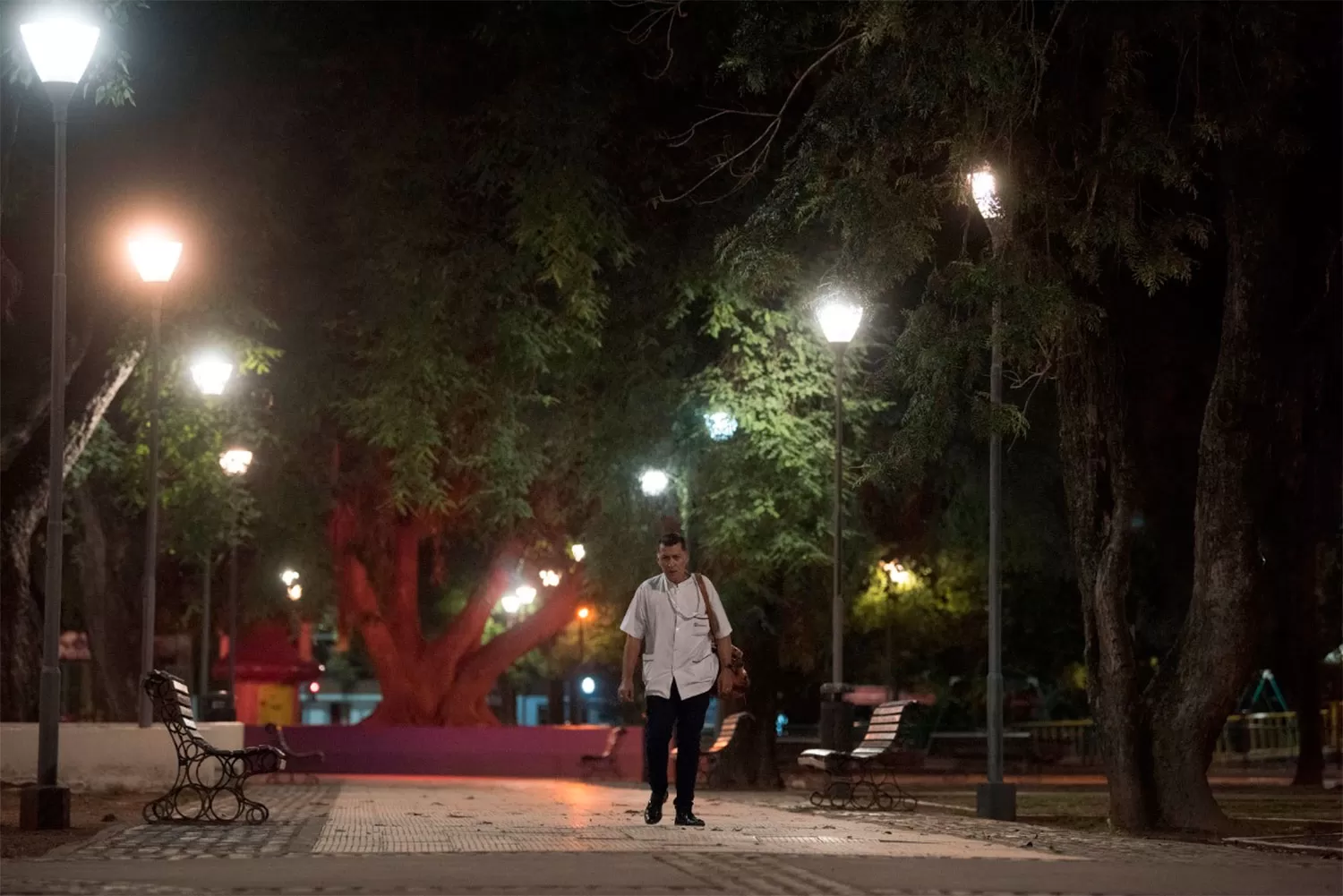 EXHAUSTO. Un trabajdor de la salud regresa a su casa tras una larga jornada laboral.