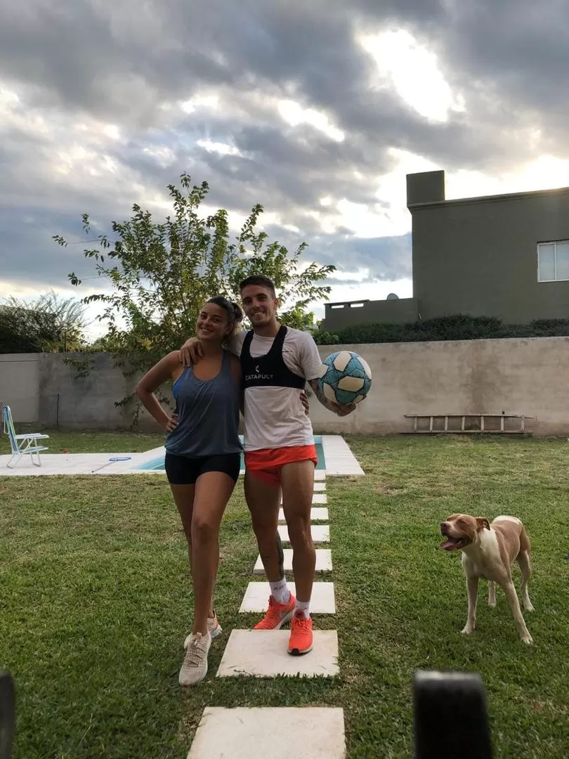 BUENA COMPAÑÍA. Purita, en un  alto de su  trabajo físico, acompañado   por su novia y por Rocky.