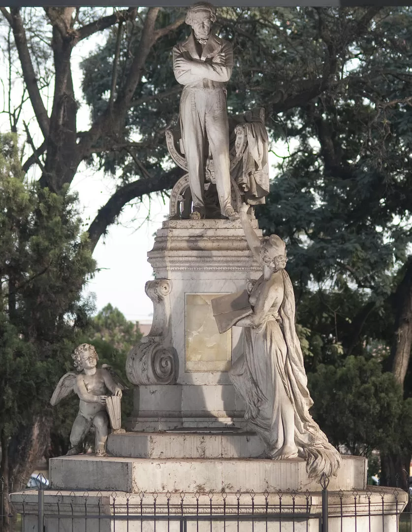 JUAN BAUTISTA ALBERDI. Obra de Lola Mora, ubicada en la plaza que lleva el nombre del prócer. 