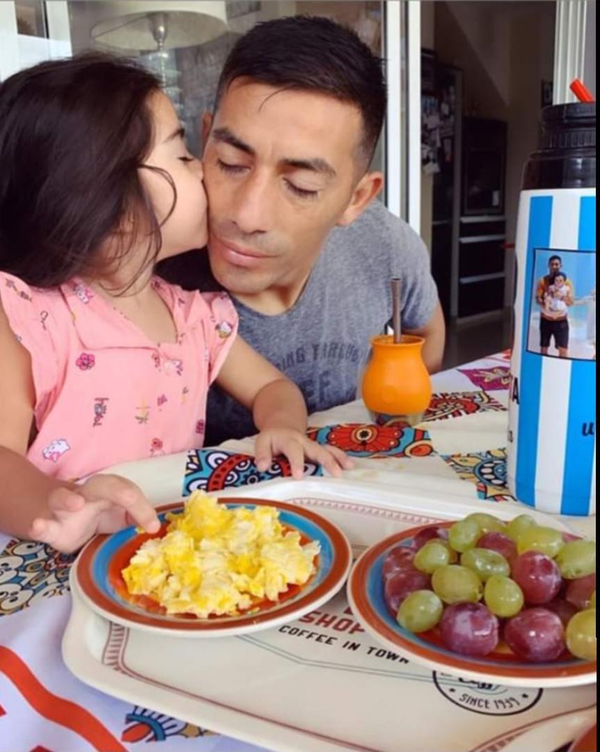PADRE E HIJA. Guillermo recibe un beso de Olivia durante el desayuno.