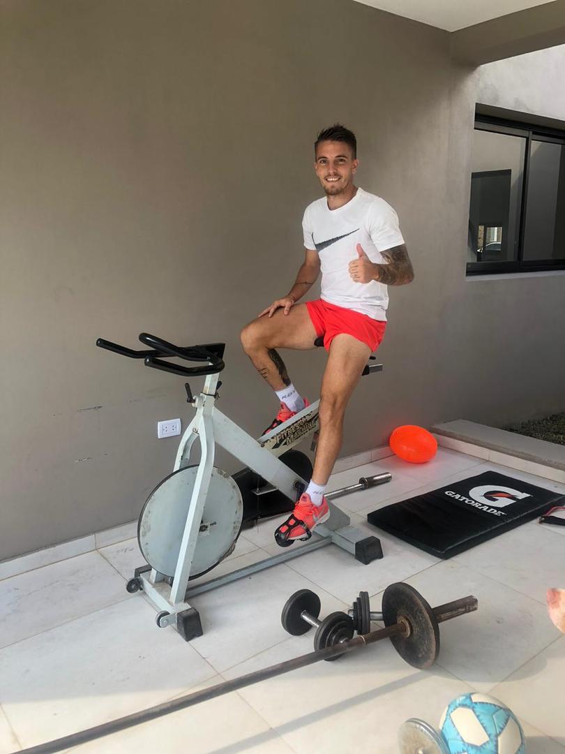 TODO BIEN. Purita posa antes de comenzar la sesión de bicicleta fija en su casa.