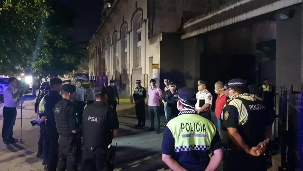 EN ACCIÓN. Los policías antes de iniciar el operativo “Nadie en la calle”. 