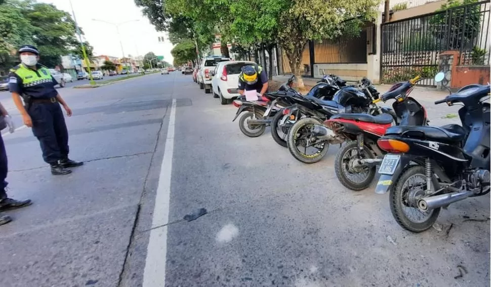 SECUESTROS EN TIEMPO DE CUARENTENA. Los policías, protegiéndose con barbijos, durante el último operativo que se realizó en la provincia. 