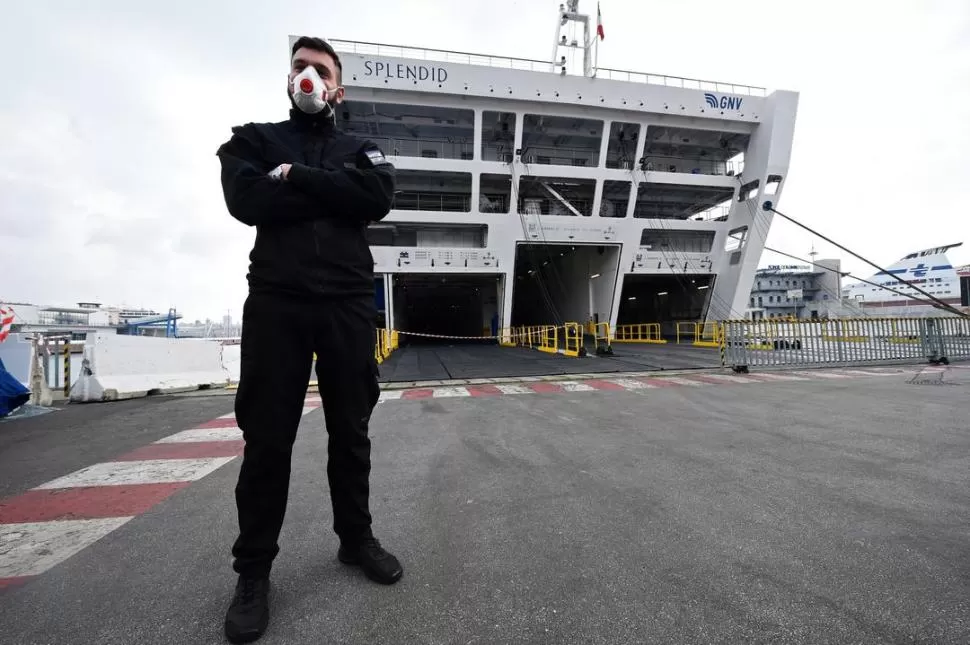 PUERTO. El crucero Splendid, en el puerto de Génova, servirá como hospital para recibir a pacientes con Covid-19. Reuters