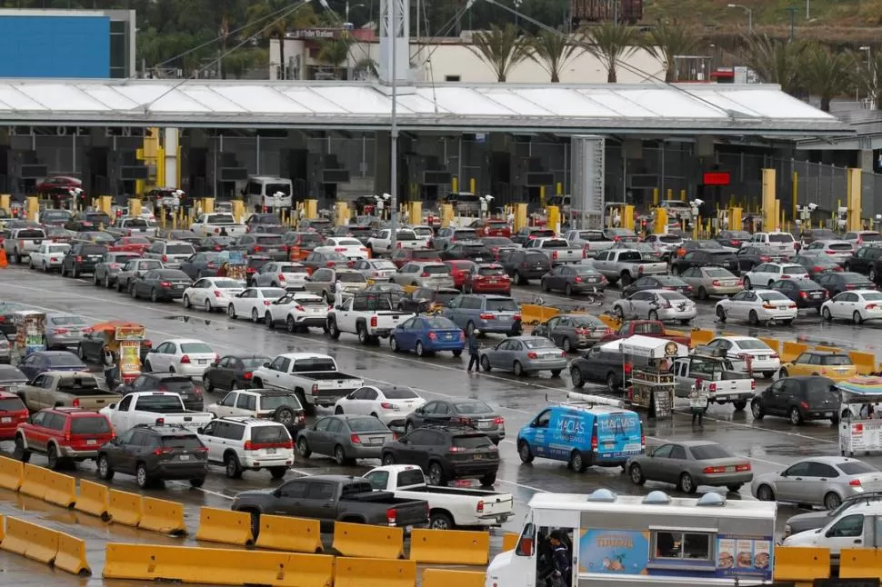 APURÓN. Hubo embotellamientos en Tijuana antes del cierre de frontera.  reuters 