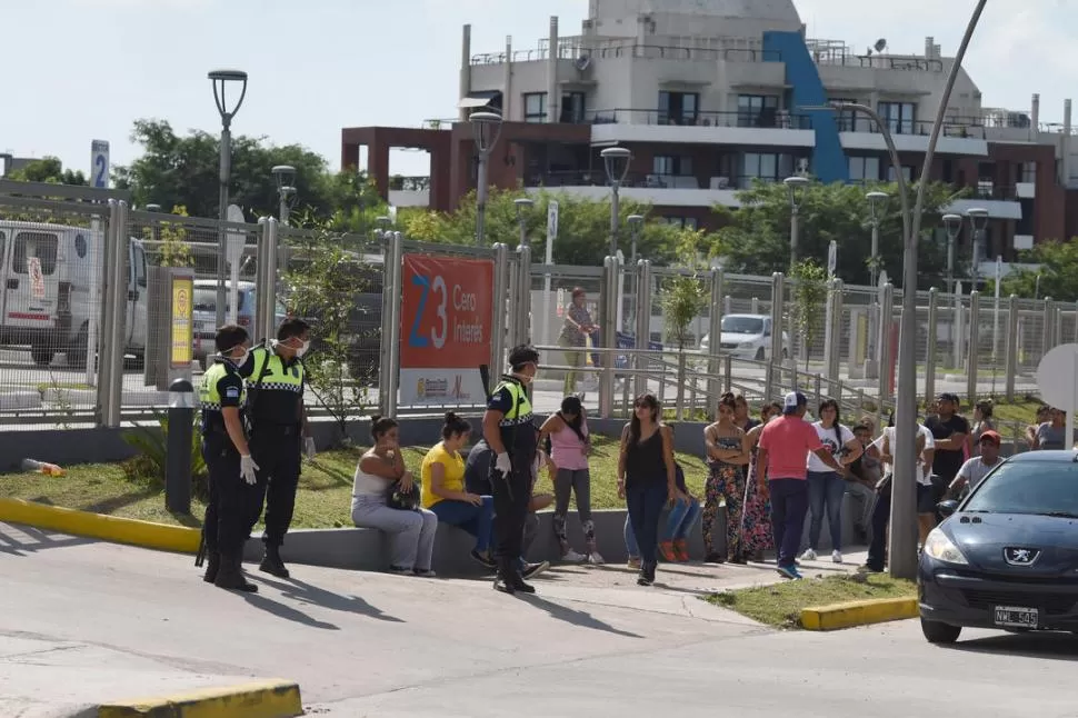 EXCEPCIÓN DE HECHO. Gran cantidad de personas esperan para ingresar a un supermercado ayer por la mañana, cuando ya regía el aislamiento. la gaceta / fotos de Analía Jaramillo