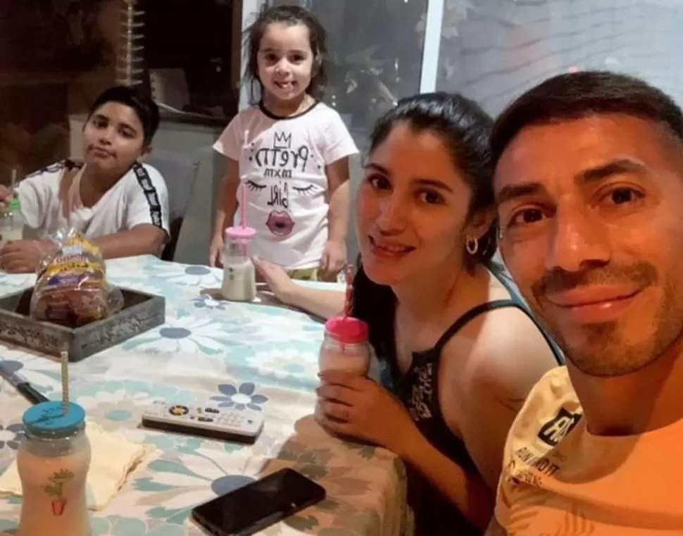 TODOS JUNTOS. Thiago, Olivia, Luciana y Guillermo, y una selfie de cuarentena. 