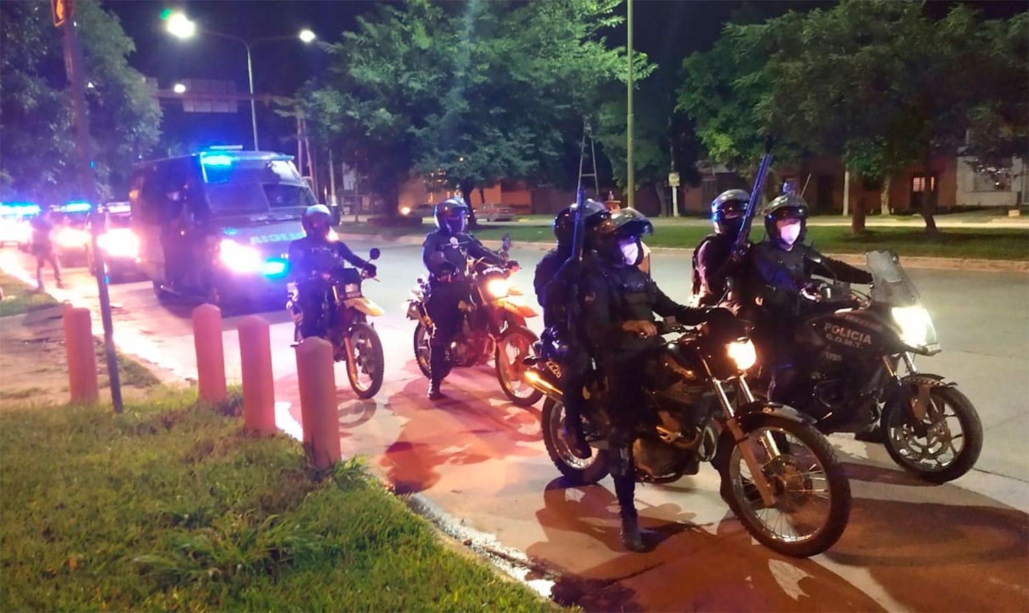 OPERATIVO. La Policía patrulló la ciudad toda la noche.