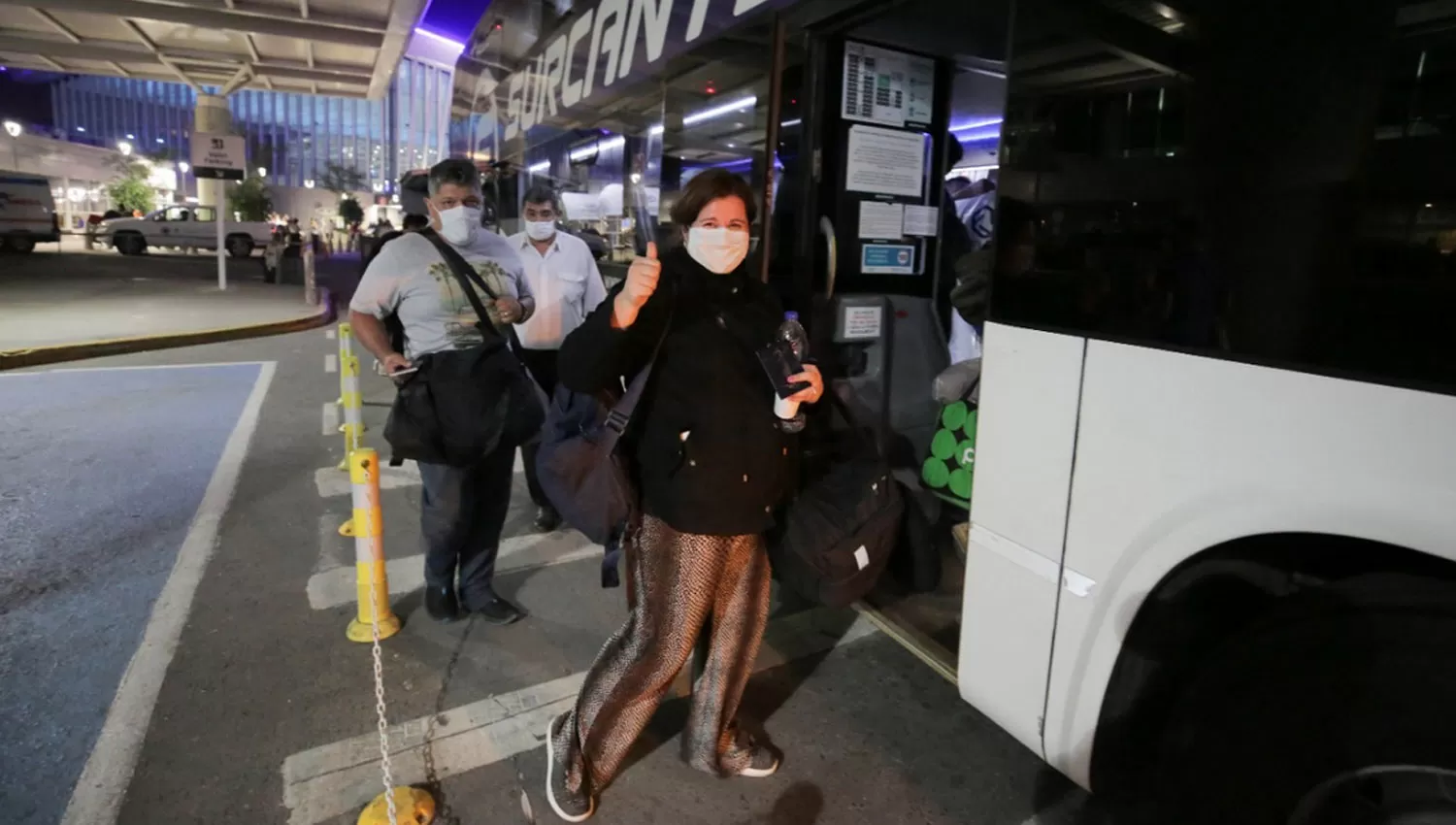 DE REGRESO. Después de llegar a Ezeiza, son trasladados en colectivos hasta Aeroparque.