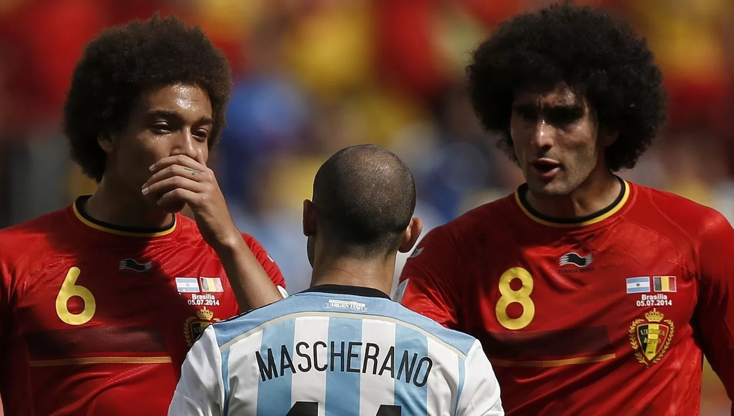 ¿TE ACORDAS? Fellaini (8) discutió con Mascherano durante el cruce por cuartos de  la Cofinal edpa del Mundo. 