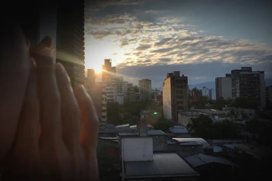 De balcón a balcón: qué es y de dónde viene el Milhouse challenge