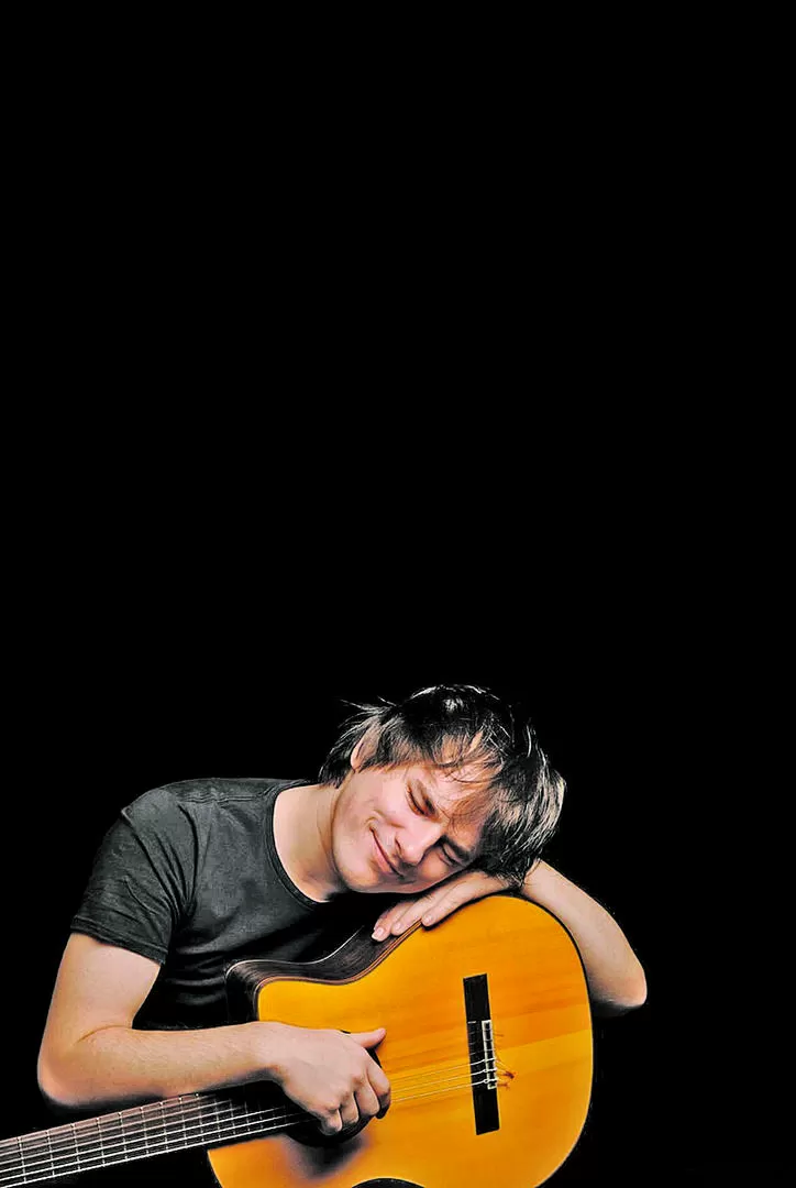 JUGUETE DISTINTO. Mateo toca una de las Gaviotas de Plata que conquistó su padre. 