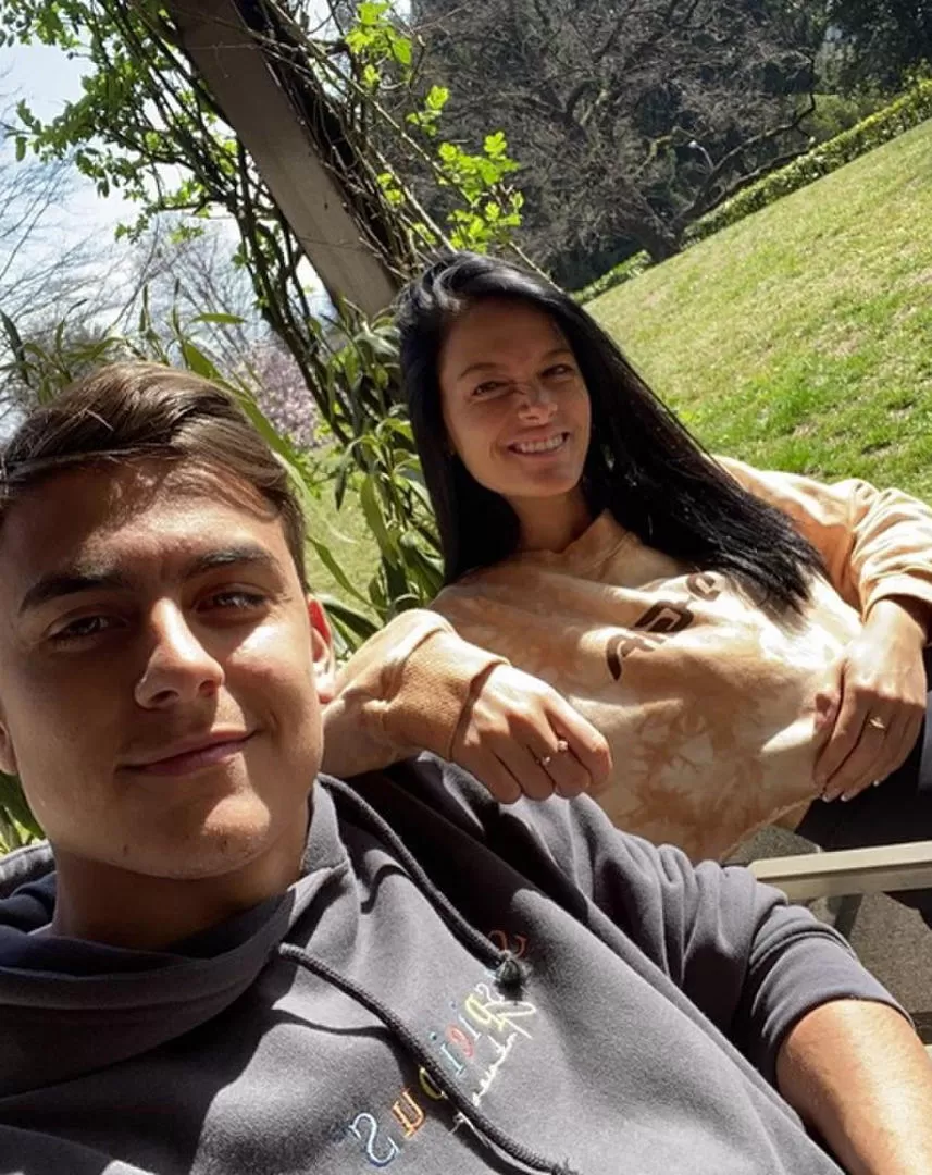 TODO BIEN. A pesar de la mala noticia, Dybala y Oriana Sabatini intentaron llevar tranquilidad a sus seguidores. 