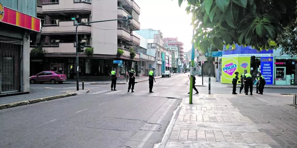 EN CUARENTENA. Desde el viernes a la mañana el microcentro estuvo sitiado por policías. Además se hicieron varios allanamientos.  