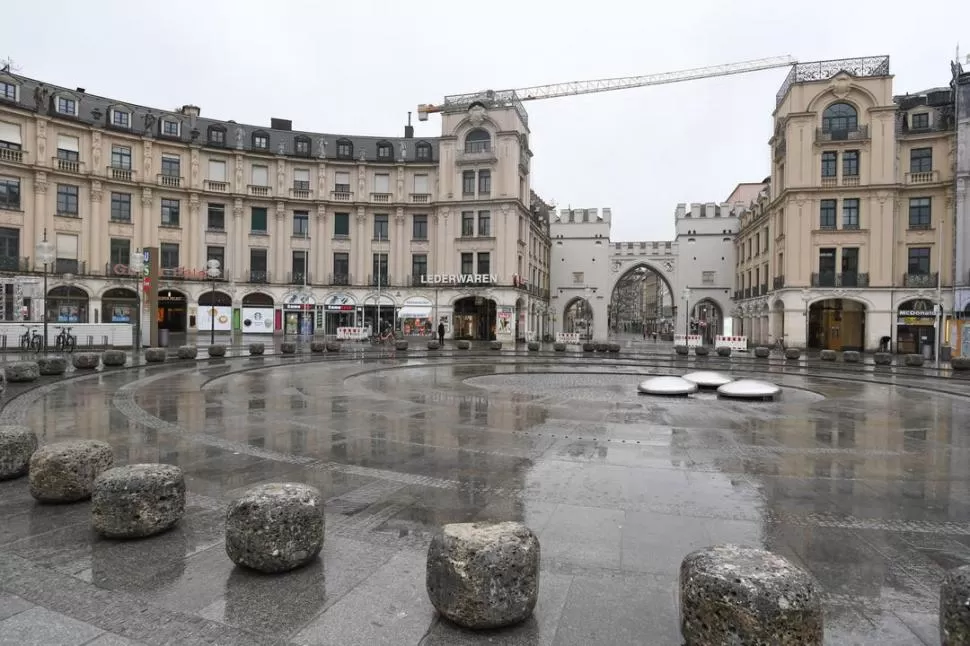 DESOLACIÓN EN MUNICH. Es casi imposible detectar circulación por las calles alemanas. Pese a la llegada de la primavera se mantiene el frío. reuters