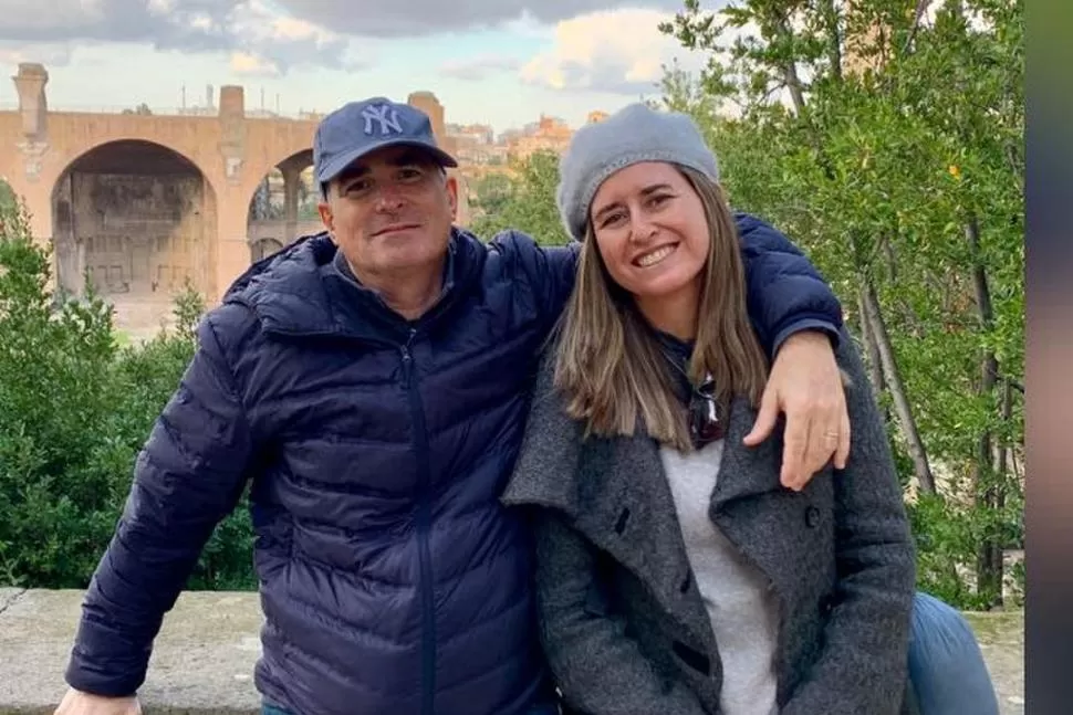 JUNTOS. Ricardo y Carolina Laudani, en una foto tomada hace unas semanas. Habían partido de Tucumán hacia el exterior el 14 de febrero. GENTILEZA CAROLINA LAUDANI