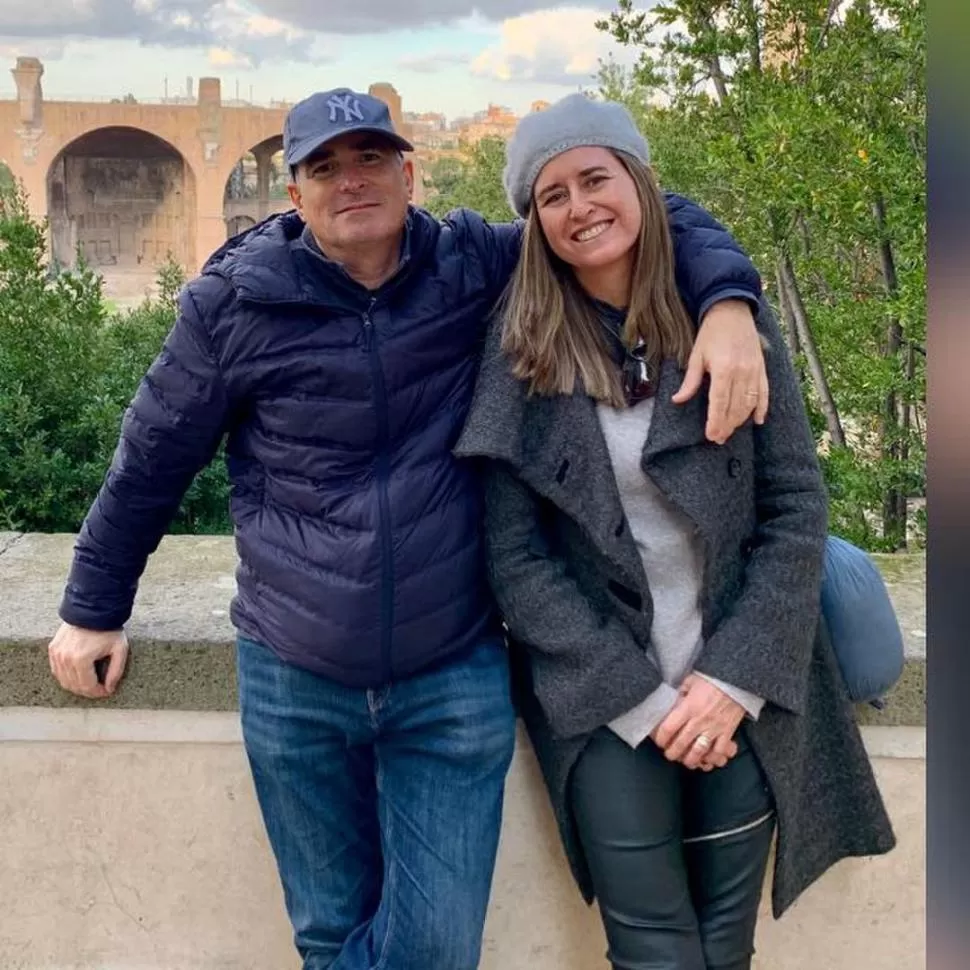 JUNTOS. Ricardo y Carolina Laudani, en una foto tomada durante sus últimas vacaciones. Habían partido de Tucumán hacia el exterior el 14 de febrero de 2020. GENTILEZA CAROLINA LAUDANI