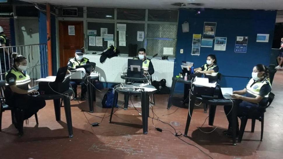 PREPARADOS. Los efectivos esperan para tomar los datos de los acusados.  