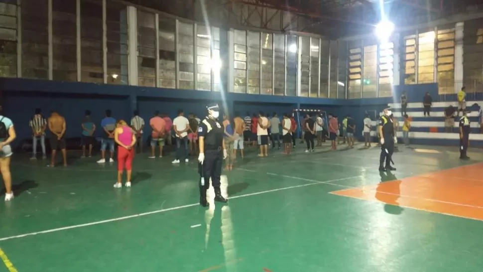 BIEN VIGILADOS. Los arrestados por haber violentado la cuarentena fueron ubicados en la cancha techada del complejo ubicado en el sur de la capital.  