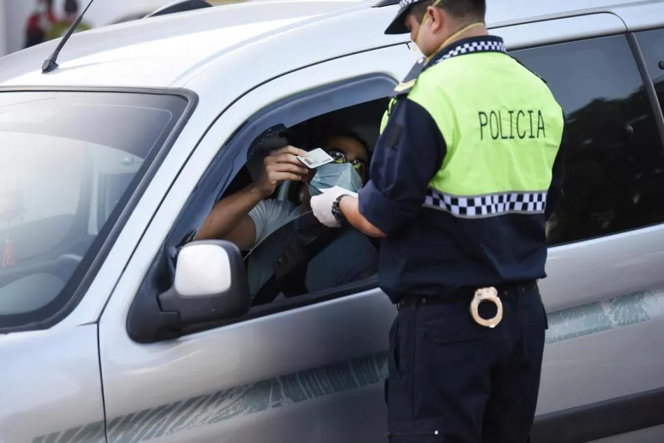 PREVENCIÓN OBLIGATORIA. La Policía se encargó el año pasado de controlar la circulación en las calles. 