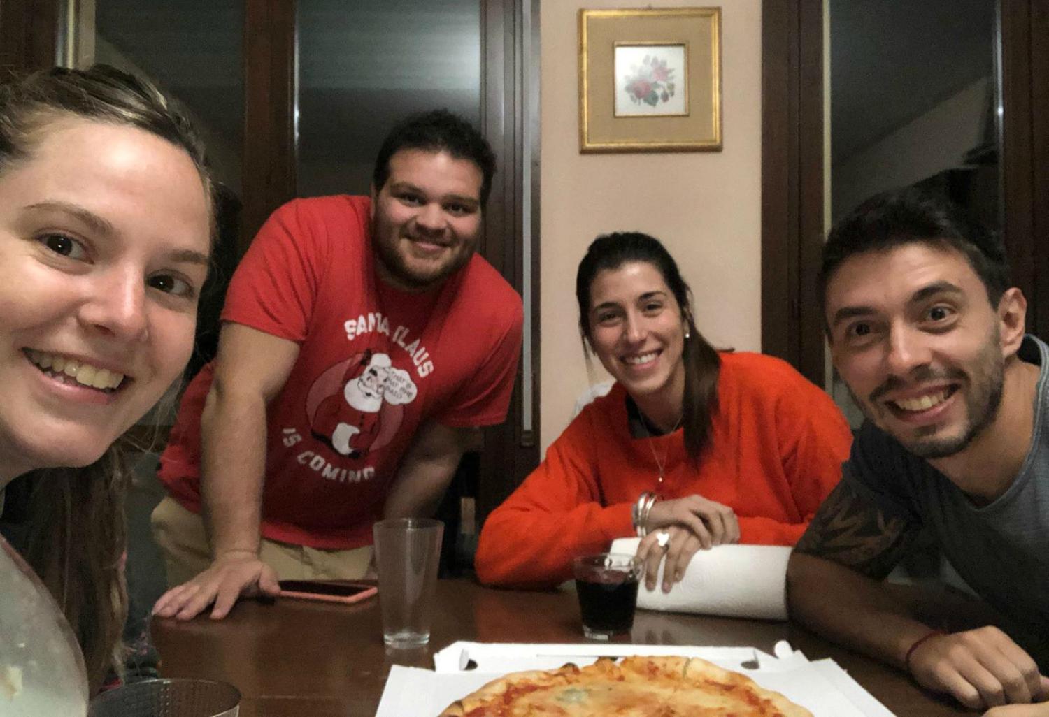 LA FAMILIA. Sofía, Miguel, Daniela y Santiago comparten un departamento mientras esperan avanzar con el trámite del pasaporte comunitario, hoy en el freezer.