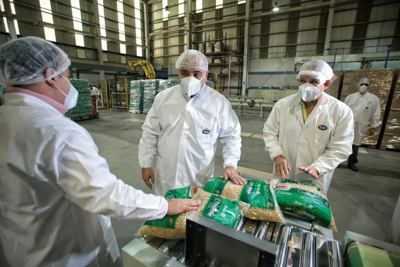 El gobernador, Juan Manzur, recorriendo las instalaciones del complejo.