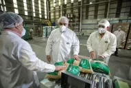 Manzur, de recorrida por un complejo alimenticio tucumano