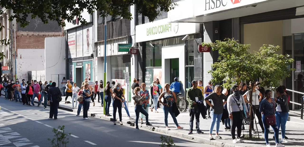 Los bancos se vieron colmados durante esta mañana. LA GACETA/FOTO DE ANALÍA JARAMILLO