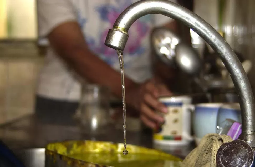 CONSUMO COTIDIANO. El agua corriente, necesaria para el consumo y la higiene, está incluida en el decreto. 