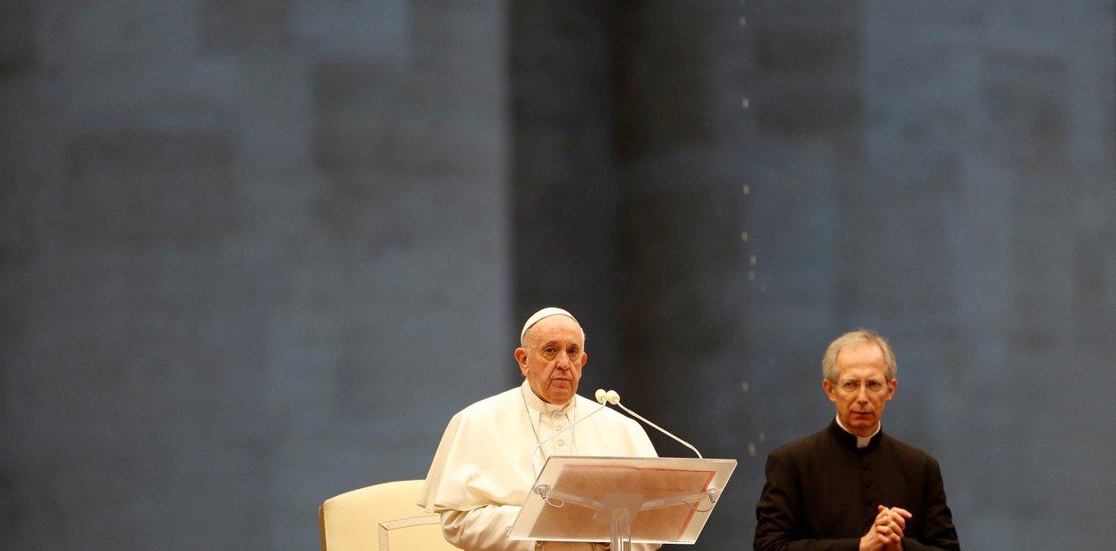 El Papa bendijo al mundo desde la vacía Plaza de San Pedro: en esta tormenta estamos todos