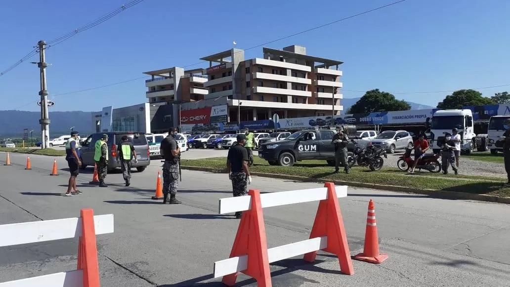POLICÍAS EN LA CALLE. Control en la avenida Perón.