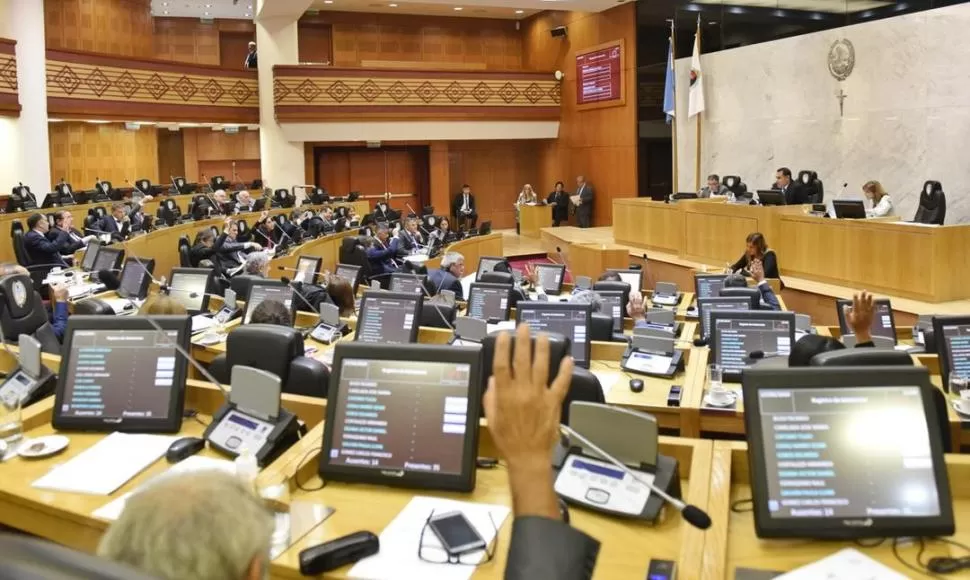 POSTAL DEL ÚLTIMO ENCUENTRO. Los legisladores que estuvieron en la sesión del 17 fueron obligados a aislarse. prensa legislatura