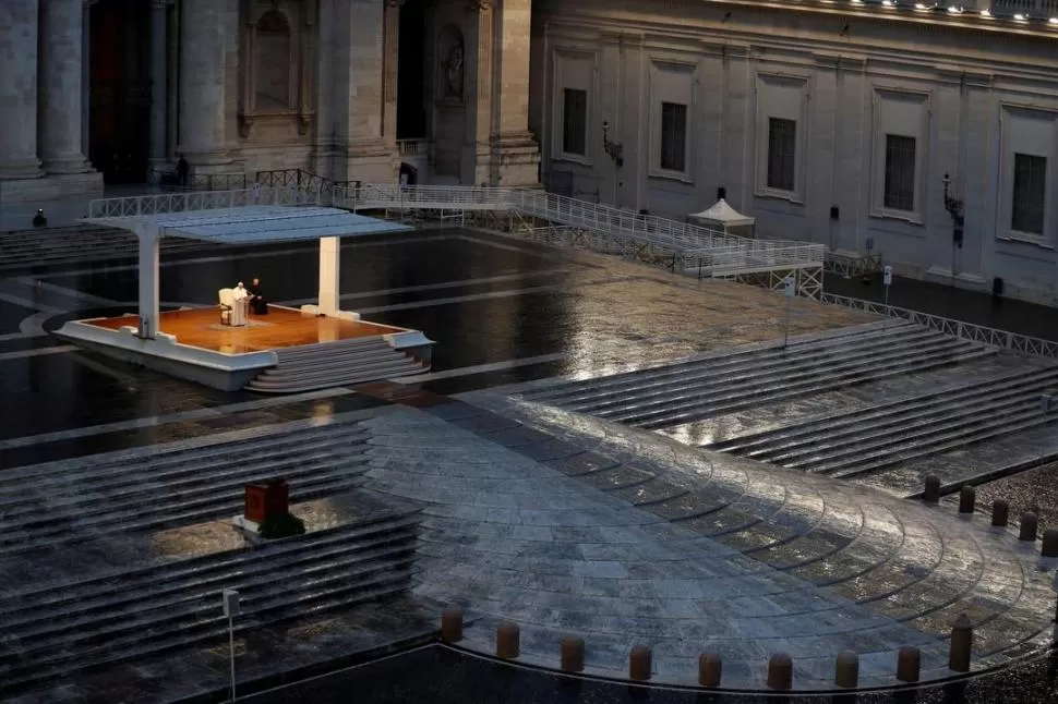 ESCENA INÉDITA. El Papa rindió homenaje a quienes cuidan a otros, en medio de la plaza San Pedro, usualmente repleta de fieles y peregrinos.  REUTERS