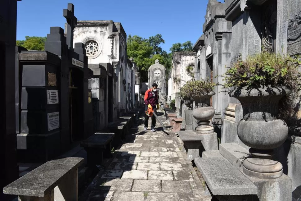 SIN VISITAS. En el cementerio del Oeste realizan tareas de limpieza, pero sigue cerrado al público.. 