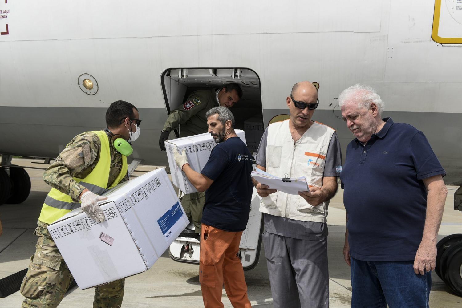 El ministro de Salud, Ginés González García, supervisó el traslado. Foto tomada de Twitter/@CasaRosada