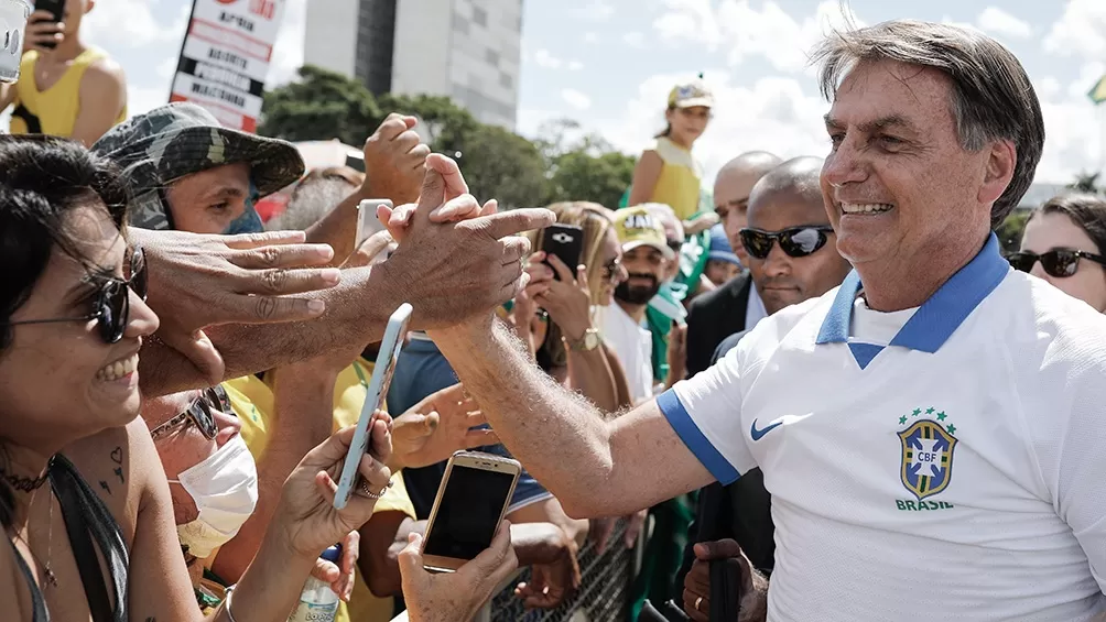 NO A LA CUARENTENA. Bolsonaro recorrió calles de Brasilia y arengó a la gane a salir a trabajar. TÉLAM