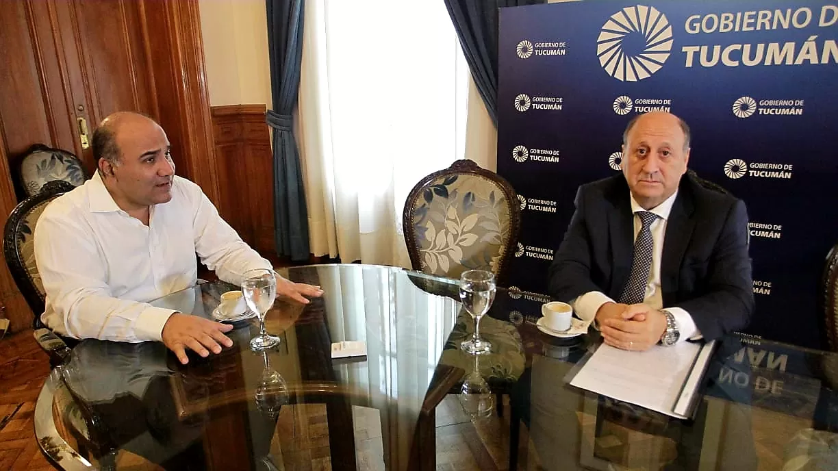 ENCUENTRO. Manzur junto a Navarro Dávila en Casa de Gobierno. 