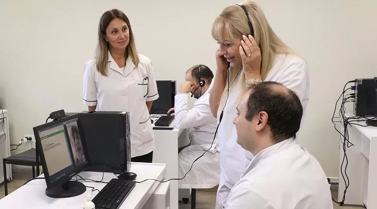 CALL CENTER. La misnistra Chahla charla con una paciente virtual. COMUNICACIÓN PÚBLICA