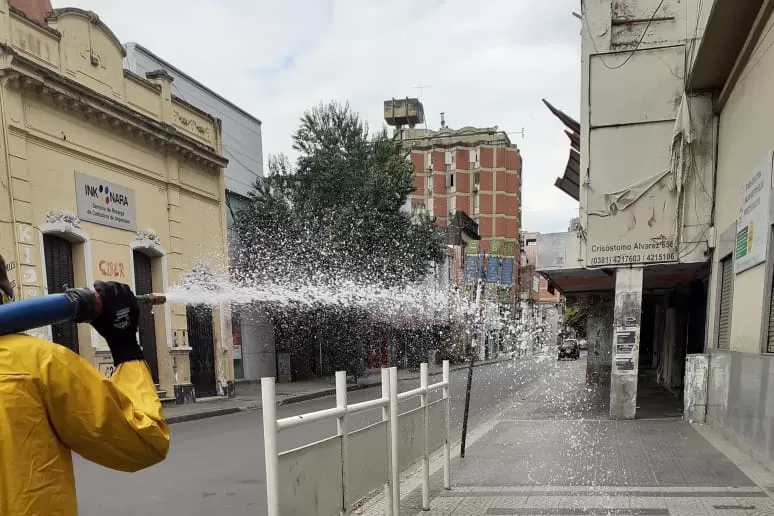 Realizan un lavado de cara a las veredas para evitar el coronavirus