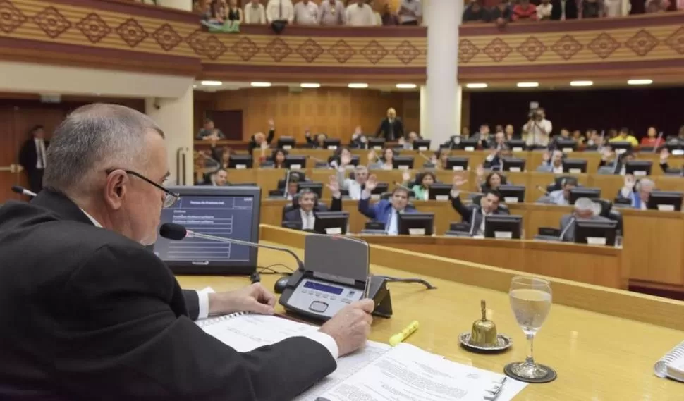 EN EL ÚLTIMO DEBATE. Jaldo preside la sesión del martes 17 de marzo. prensa legislatura