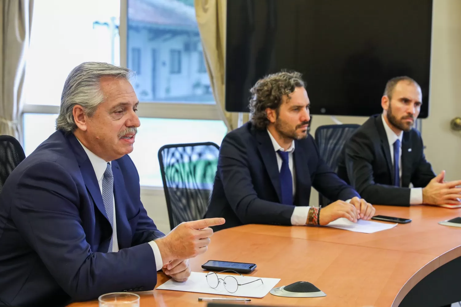 ENCUENTRO. El Presidente junto a Santiago Cafiero y Martín Guzmán. FOTO TOMADA DEL TWITTER DE @MARTIN_M_GUZMAN