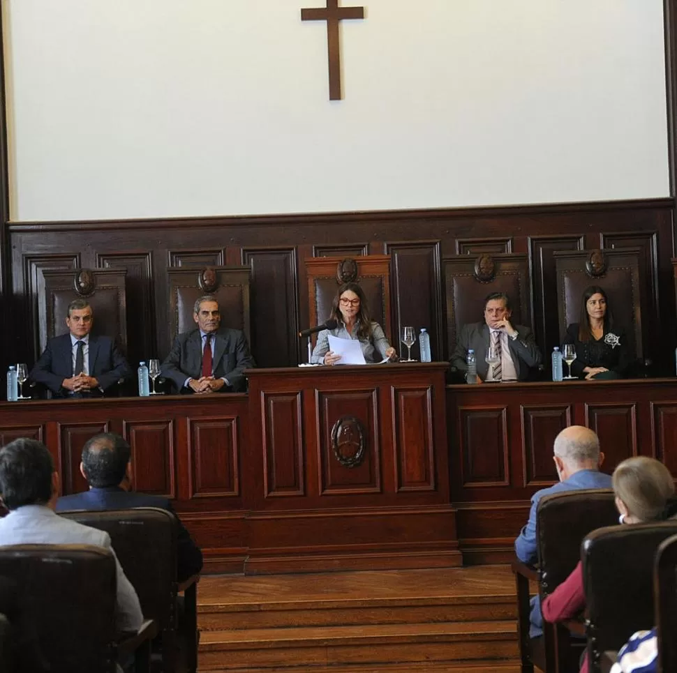 LA CORTE SUPREMA DE JUSTICIA DE TUCUMÁN. Desde la izq.: los vocales Leiva, Estofán, Sbdar (presidenta), Posse y Rodríguez Campos en febrero. 