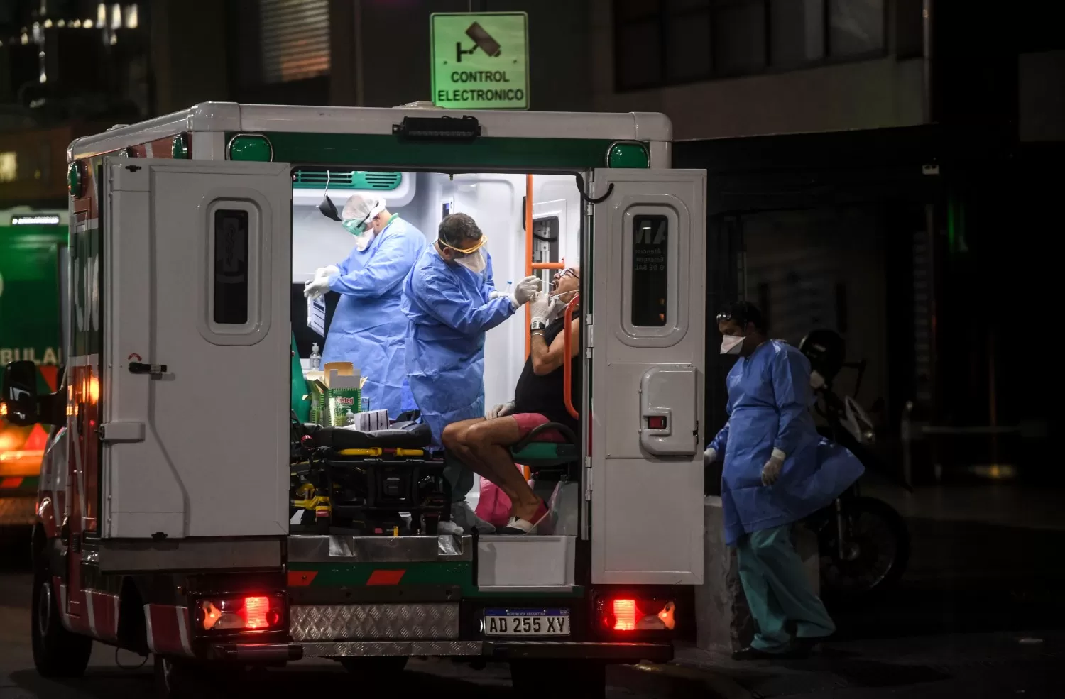 SIN DESCANSO. Profesionales de la salud trabajan las 24 horas para hacerle frente al covid-19.