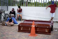 Video: en Guayaquil dejan a los muertos tirados en las calles