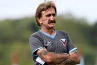 Vicó, el DT del último verdugo de San Martín, cumple la cuarentena dentro del club