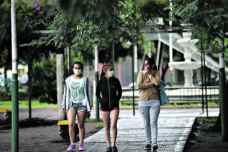 Cada vez más gente opta por salir a la calle con barbijos. Desde mañana podría ser ley la utilización de protección facial. LA GACETA / Analía Jaramillo.