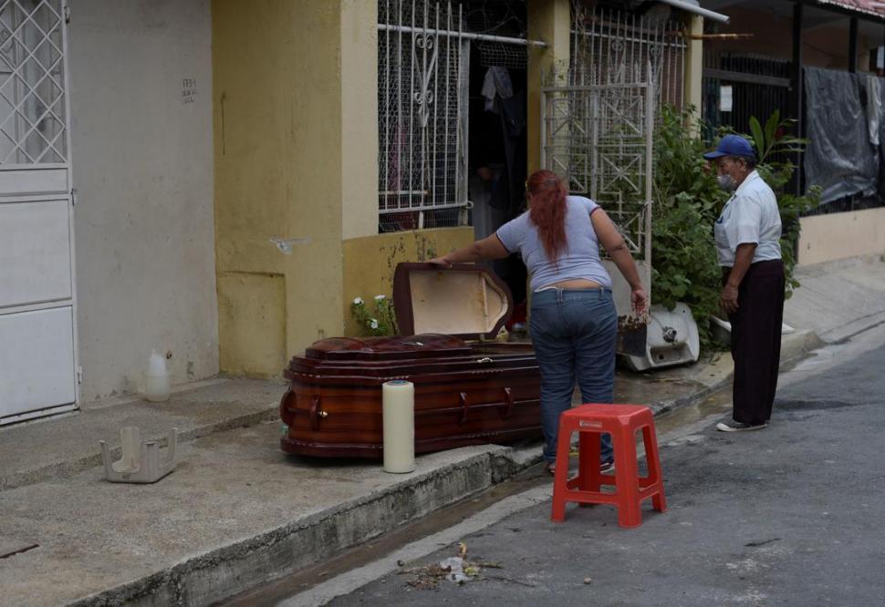  EN LA VEREDA. Una mujer espera que busquen el cuerpo de su madre.