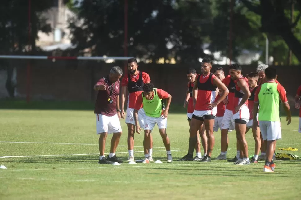 BARAJAR Y DAR DE NUEVO. Cuando vuelvan las prácticas grupales, Somma deberá diagramar una nueva pretemporada, así los futbolistas retomarán en mejor forma. 