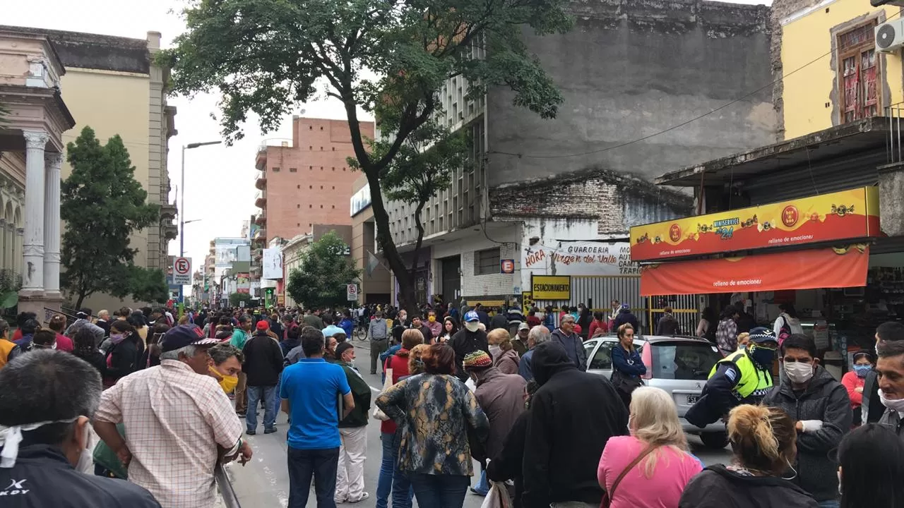 MUCHÍSIMA GENTE. Una postal que, lamentablemente, no queríamos ver en medio del aislamiento.