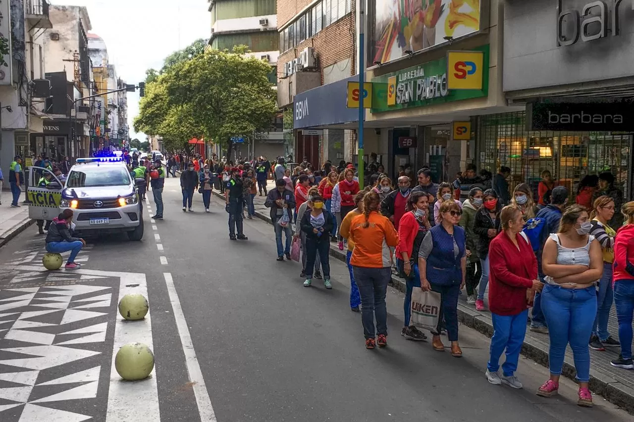 UN CAOS. Hubo largas colas en el microcentro tucumano y sin respetar la distancia adecuada. LA GACETA / FOTO DE INÉS QUINTEROS ORIO